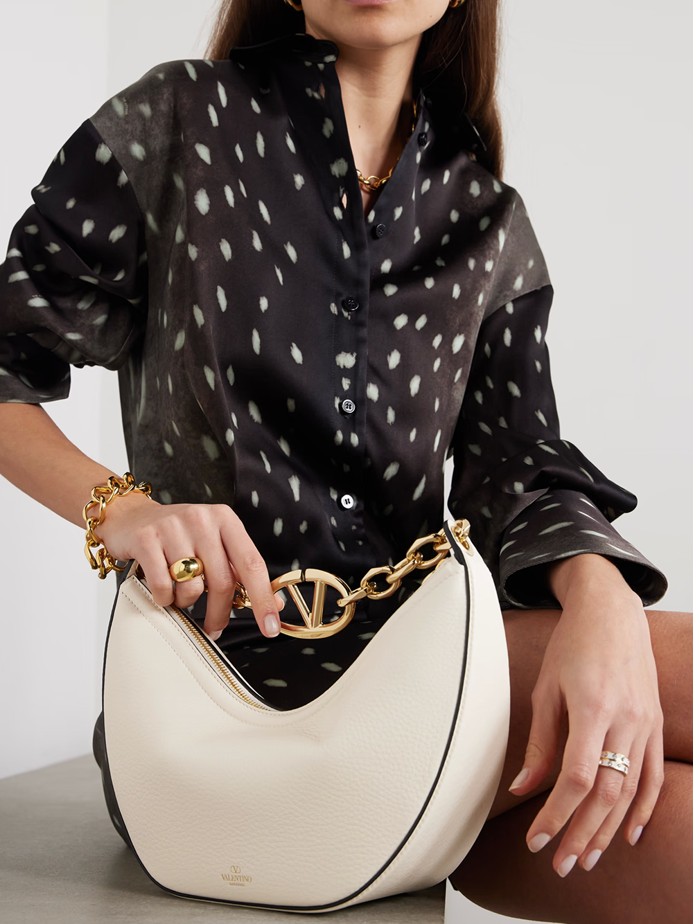 Valentino Garavani Elfenbeinfarbenes Leder Kleine Hobo Vlogo Umhängetasche